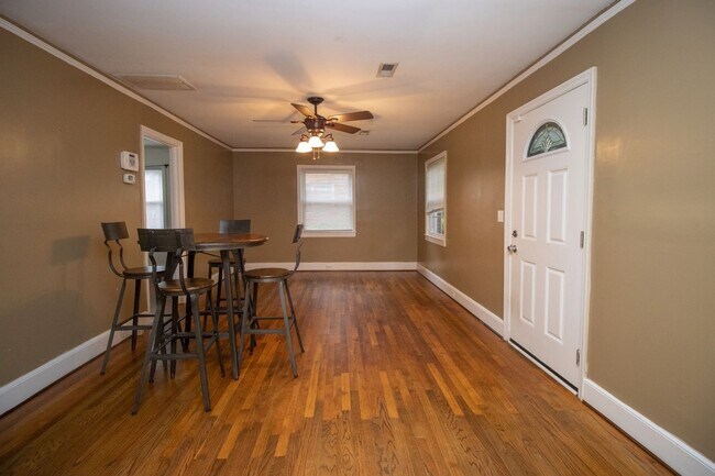 Building Photo - 2-bedroom, 1-bathroom brick bungalow in Ro...