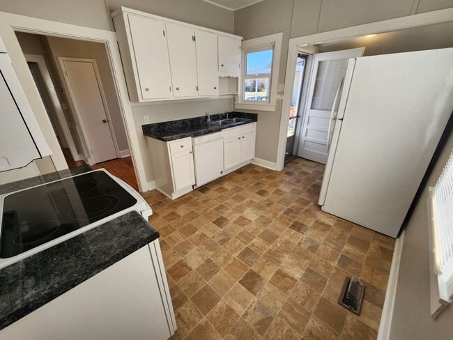 Foto del edificio - Nicely Remodeled 2BR/1BA near Blue Turtle ...