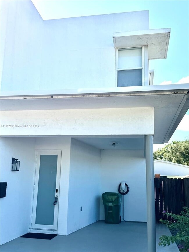 Foto del edificio - 918 NW 23rd Ct