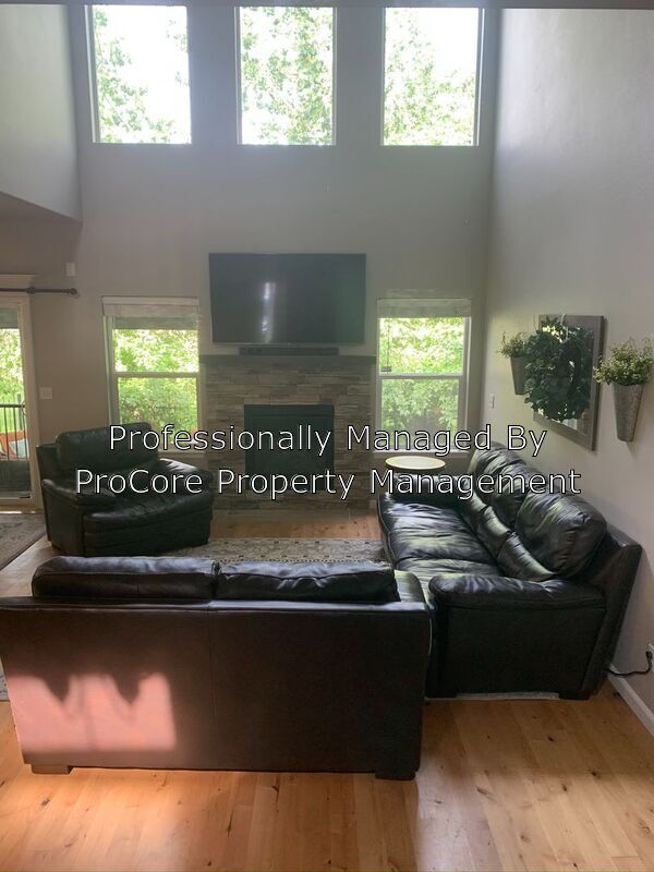 Building Photo - 552 E Whitney Ct