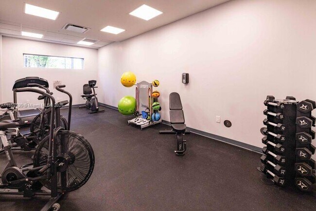 Foto del edificio - 2166 NW 55th Blvd
