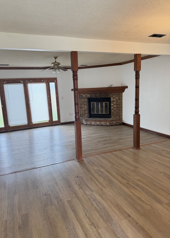 Building Photo - 811 Christa Ct