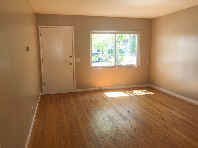 Building Photo - 456 Fernando Ave