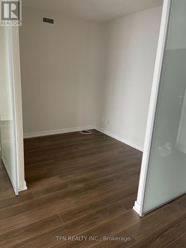 Photo du bâtiment - 33 Charles St E