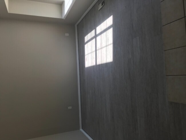 Building Photo - 18757 E Hawaii Dr