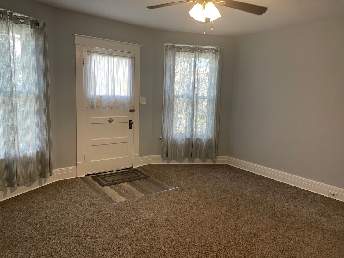 Living room - 227 Warwick Ln