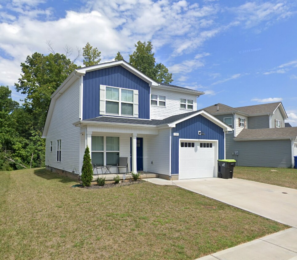 Primary Photo - Modern Comfort on a Tree-Lined Lot!