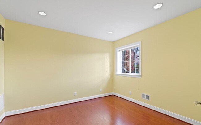 Foto del edificio - 42742 Tunstall Terrace