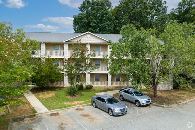 Edificio - The Pines Apartments of Graham