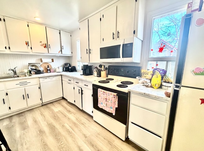 Building Photo - 6-bedrooms 2-full-bathrooms