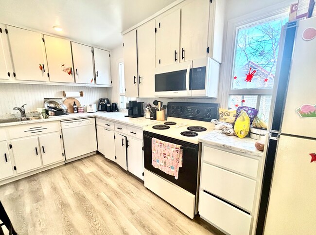 Photo du bâtiment - 6-bedrooms 2-full-bathrooms