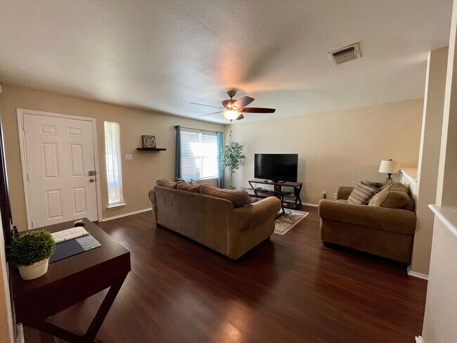 Building Photo - Convenient Northwest San Antonio Home Available for ASAP Move In!
