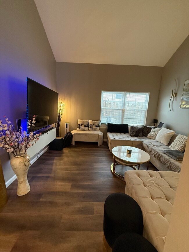 Building Photo - 36 Renaissance Ln