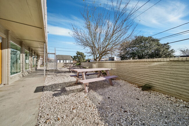 Building Photo - 1408 Hughes St