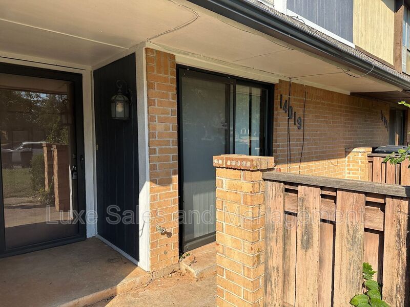 Foto principal - 14019 Fairhill Ave