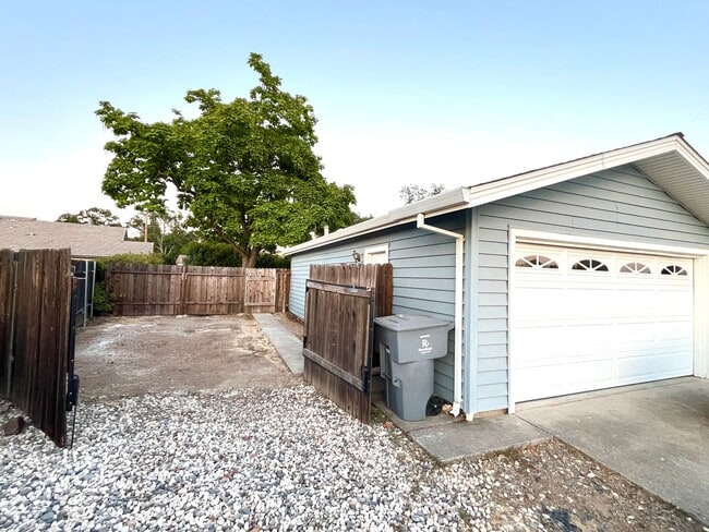 Building Photo - 4825 Racetrack Cir