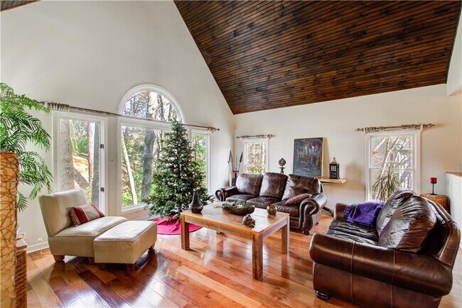 Foto del edificio - 620 Allen Ct NW