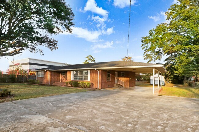 Foto del edificio - 2703 Langston Dr