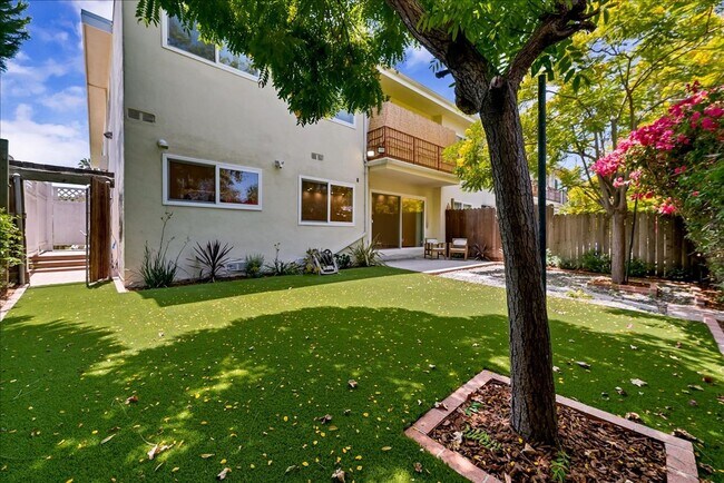 Building Photo - Large Private Backyard! Minutes from Abbot...