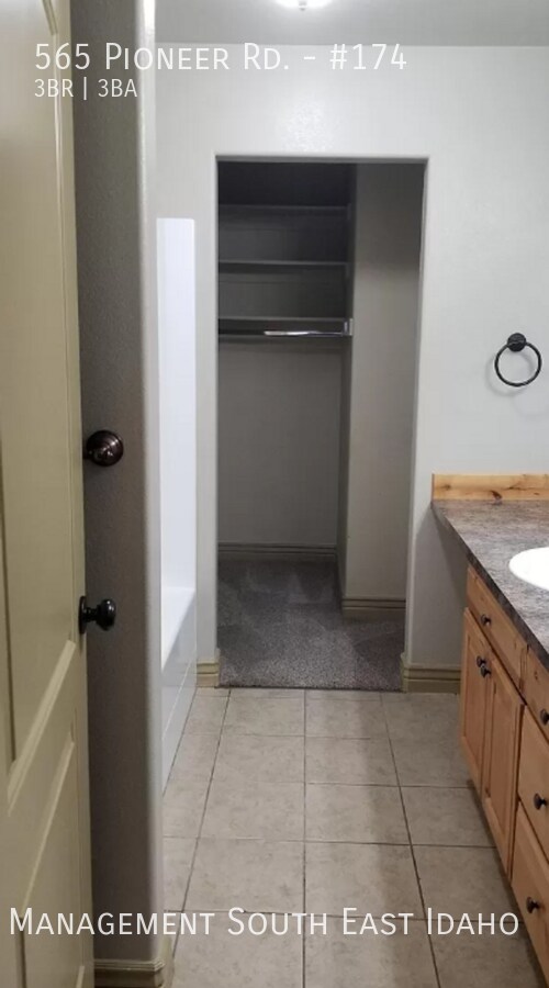 Building Photo - Beatiful 3 Bedrom, 2.5 Bathroom Rock Creek...