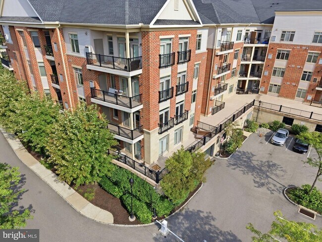 Building Photo - 301 Carson Terrace