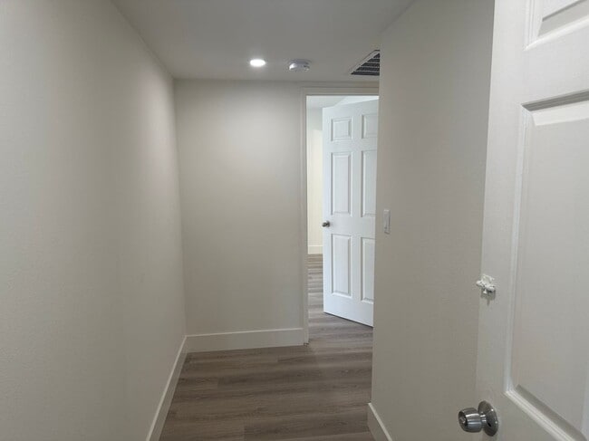 Building Photo - 219 E Maple St