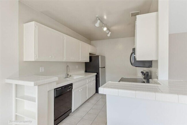 Foto del edificio - 5349 Newcastle Ave
