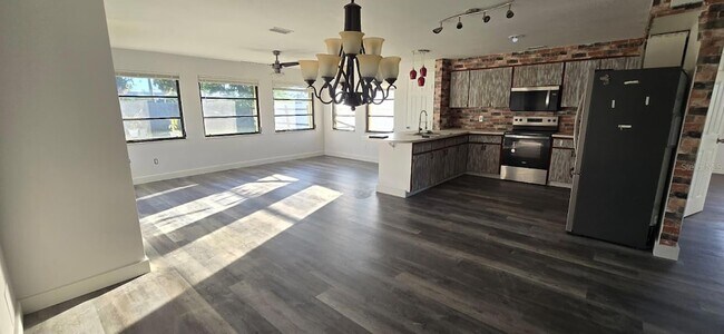 Building Photo - 1174 Victoria Ave