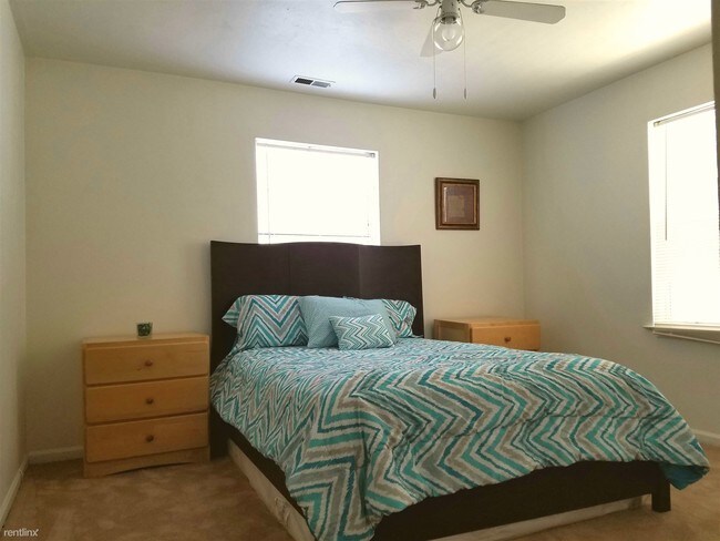Building Photo - 4 br, 2 bath Duplex - 1440 W 41st St