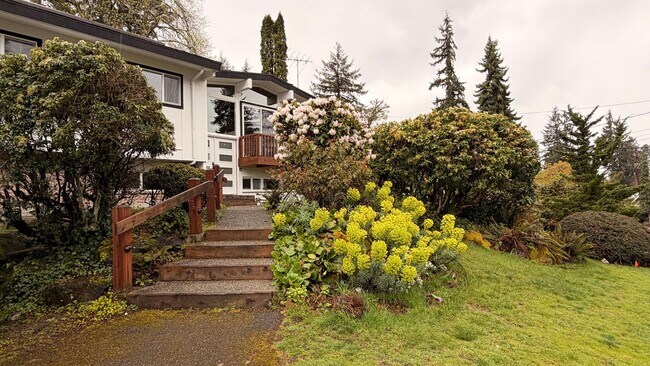 Foto del edificio - Spacious 5-Bed, 2.5-Bath Home in Newport Hills, Bellevue