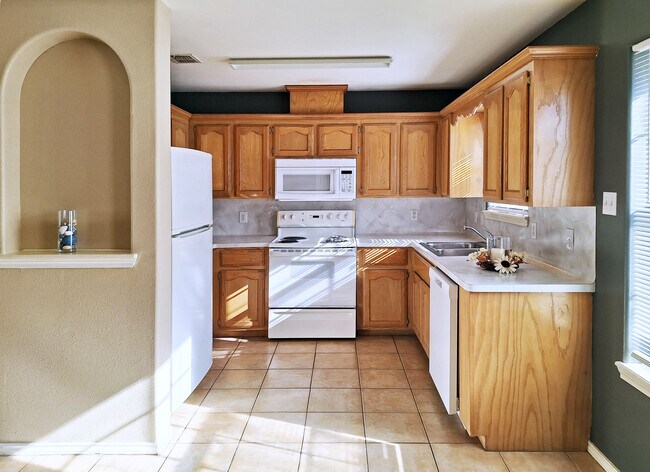 Foto del edificio - 2502 Cervantes Ave