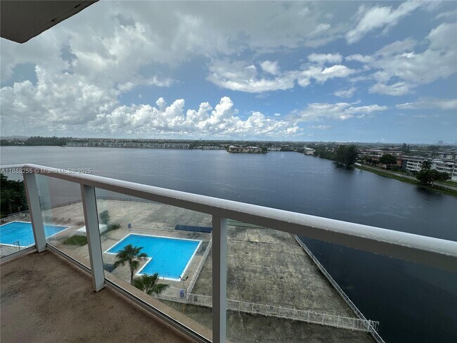 Foto del edificio - 1351 NE Miami Gardens Dr