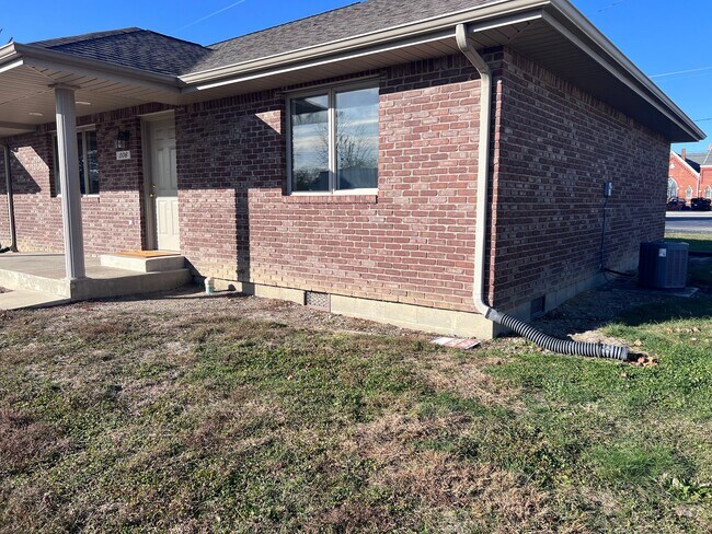 Building Photo - 206 W Mill St