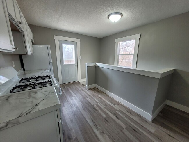 Foto del edificio - Renovated (in 2024!) two bedroom home, hard surfaces throughout!