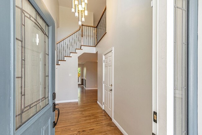 Building Photo - Remodeled 6-Bedroom House