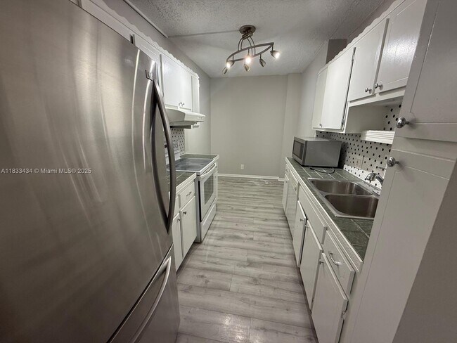 Building Photo - 4200 Hillcrest Dr
