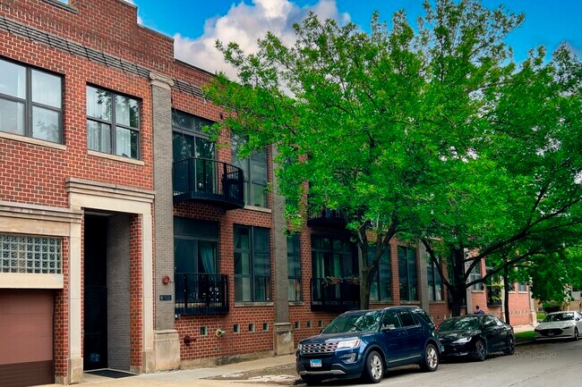 Foto del edificio - 612 N Oakley Blvd