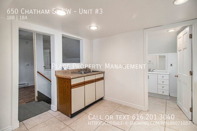Building Photo - 650 Chatham - Upper 1 Bedroom