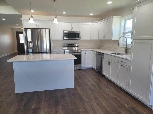 Building Photo - 3611 Sand Dr