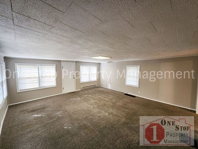 Building Photo - Come See this Charming 2-bedroom, 1-bath H...