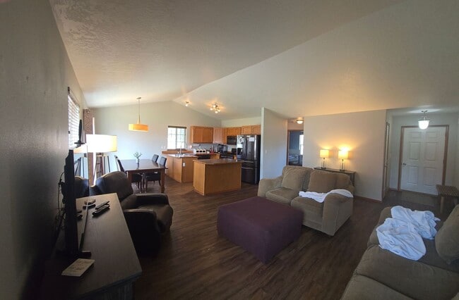 Building Photo - For Rent: 3 Bed, 2 Bath Home with Garage i...