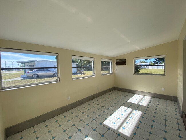 Foto del edificio - Cute 3-Bedroom Home with newer Kitchen & Spacious Yard in Port Charlotte
