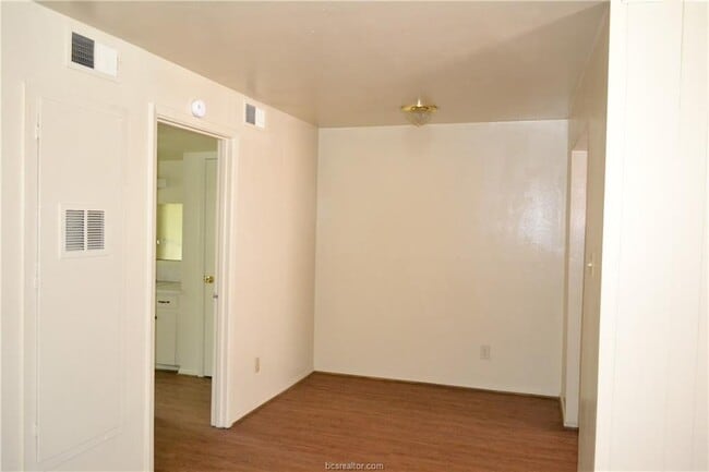 Building Photo - 401 Lake St