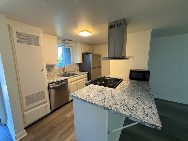 Building Photo - 2 bedroom 1.5 bath condo !