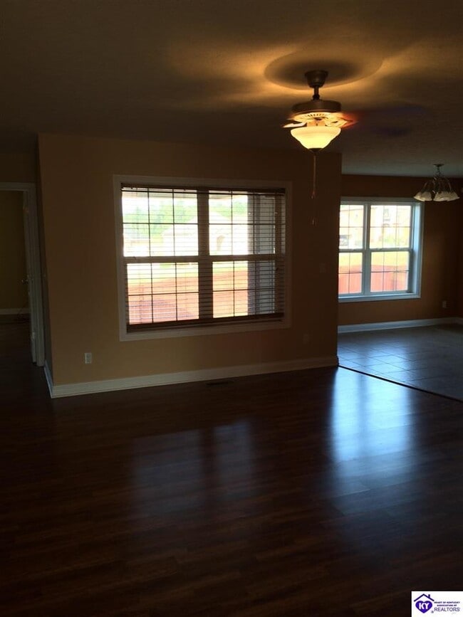 Building Photo - 913 Silktree Cir