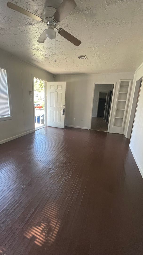 Foto del edificio - 3 bed 1 bath home with 1 car garage.  Move in Ready!