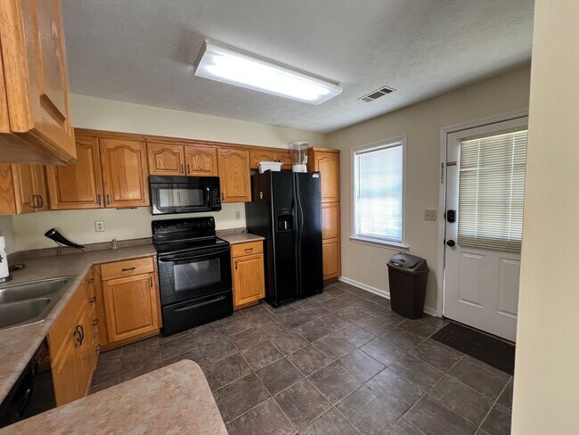 Foto del edificio - Available August 1, 2026