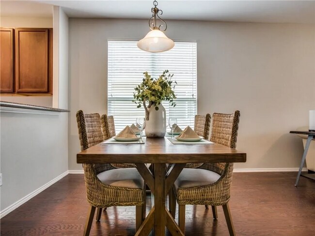 Foto del edificio - Spacious 5-Bedroom Home with Expansive Sto...