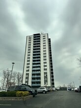Building Photo - 1800 Roundhill Rd