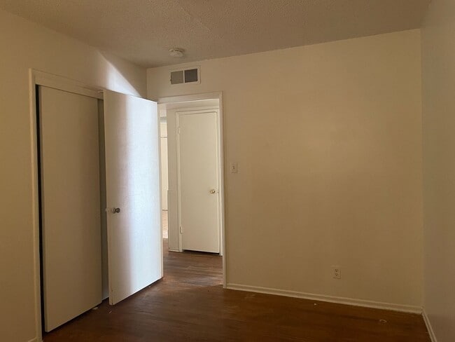 Building Photo - Charming home located in Old Figarden